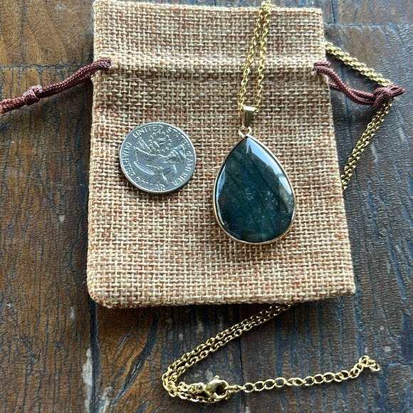 BrandNew Labradorite Pendant with Gold plated Chain Gold Labradorite Necklace - Picture 3 of 3
